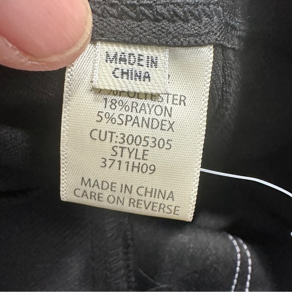 Max Studio wide leg, high rise crops, contrast stitching, zip front, no size tag - Picture 8 of 11